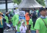 Para buruh yang tergabung dalam FSPKEP memperingati May Day, di Plaza Alun-Alun Karanganyar pada Jumat (1/5/2026)