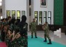 Kasdam XIX/TT saat memperagakan gerakan pencak silat militer (PSM) kepada para atlet