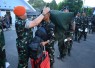 Komandan Wing Pendidikan (Danwingdik) 400/Matukjur, Kolonel Pas Heru Widodo, melepas mantan siswa Sekolah Pertama Tamtama (Semata) Prajurit Karier (PK) TNI AU Angkatan ke-92 menuju sekolah kejuruan masing-masing
