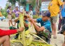Yonarmed 12 Kostrad Perkuat Kemanunggalan dengan Warga Melalui Karya Bakti Pembuatan Gapura Kapela