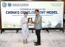 Penyerahan cinderamata oleh Wakil Menteri Transmigrasi Viva Yoga Mauladi kepada  National School of Development Peking University Professor Lei Xiaoyan