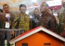 Kepala Badan Nasional Penanggulangan Bencana (BNPB) Letjen TNI Dr. Suharyanto, S.Sos., M.M. (batik kuning biru) mendampingi Menteri Koordinator Bidang Manusia dan Kebudayaan (Menko PMK) Prof. Dr. Pratikno, M.Soc.Sc dan rombongan undangan meninjau stand pameran BNPB dalam EDRR 2026 di Jakarta International Expo (JIEXPO) Kemayoran pada Rabu (12/8).