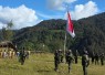 Misi Pengabdian Koops TNI Habema Mengibarkan Merah Putih di Kaki Gunung Cartenz