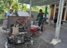 Babinsa Desa Tulungrejo Koramil 0803-02/Madiun Serka Jainal bersama warga bergotong royong melaksanakan pengecoran halaman mushola di Desa Tulungrejo, Kecamatan Madiun, Kabupaten Madiun. Kegiatan tersebut sebagai bentuk kepedulian sekaligus mempererat sinergi TNI dan masyarakat.