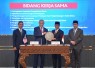 Menteri Desa dan Pembangunan Daerah Tertinggal (Mendes PDT) Yandri Susanto bersama Wakil Perdana Menteri Malaysia Ahmad Zahid Hamidi menunjukkan Nota Kesepahaman (MoU) kerja sama pembangunan perdesaan di Kantor Kemendes PDT, Jakarta, Kamis (17/9/2026).