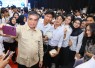 Menteri Ketenagakerjaan (Menaker) Yassierli saat foto bersama usai acara.